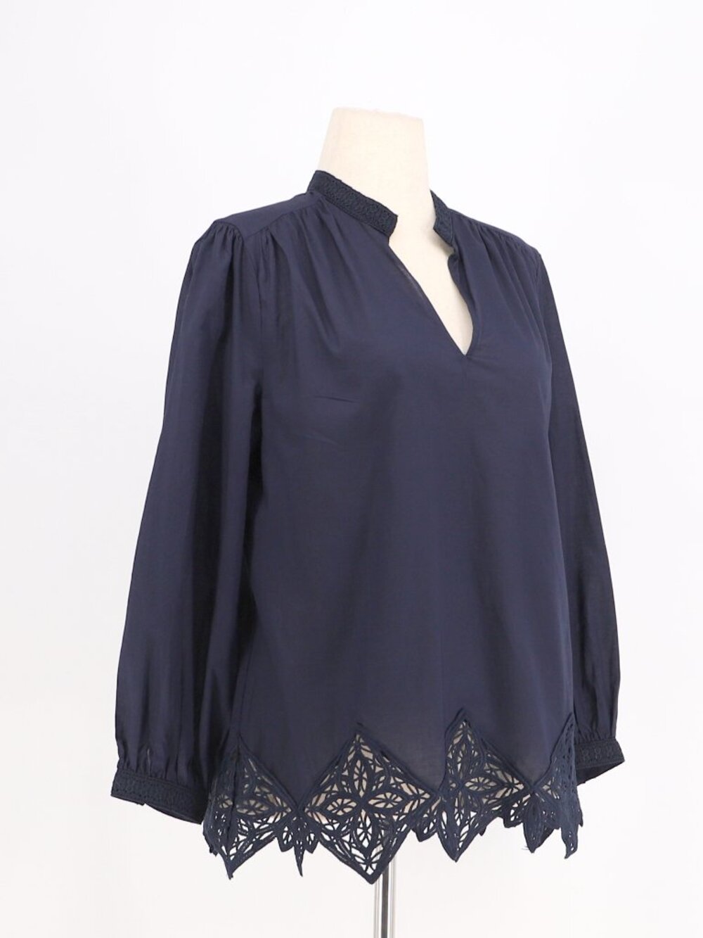 CHICO'S Novelty Hem Blouse in Classic Navy Size 2/ US 12 - Picture 2 of 8